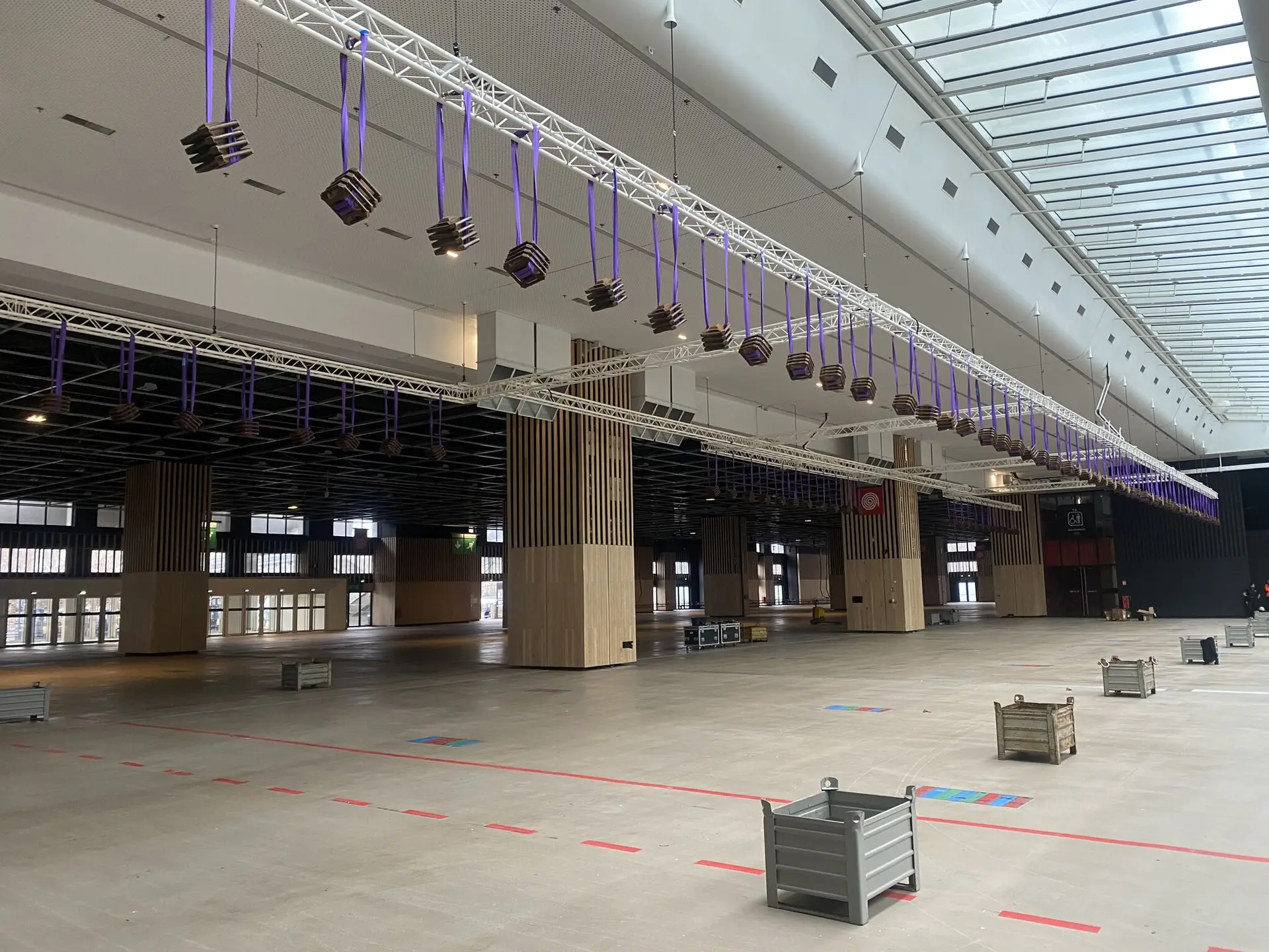 Essais en charge d’un grill scénique au Parc des Expositions de Versailles : 8,3T sur 104 points de levage