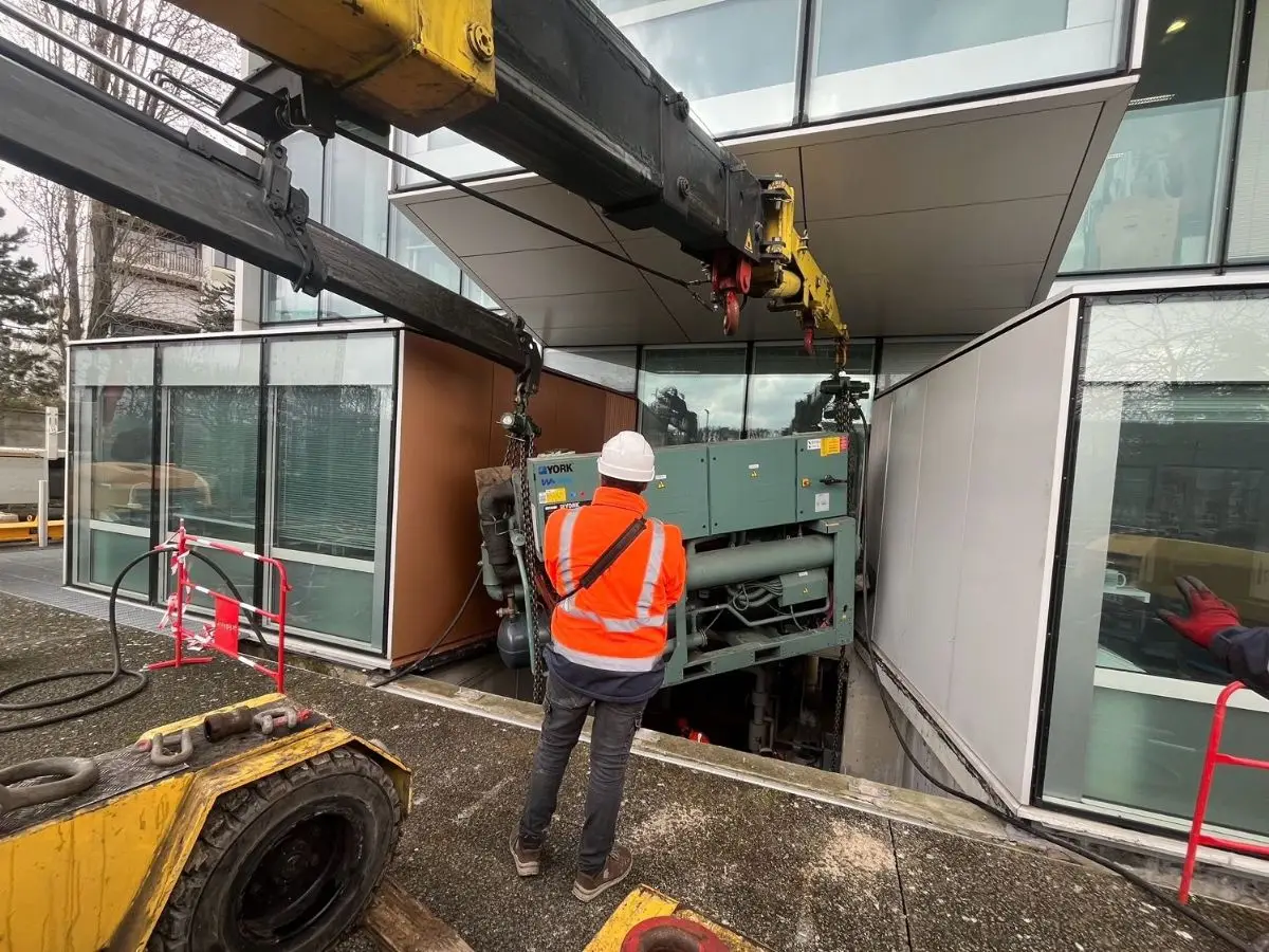 Intervention levage : pose d’un groupe froid à Chevilly-Larue (94)