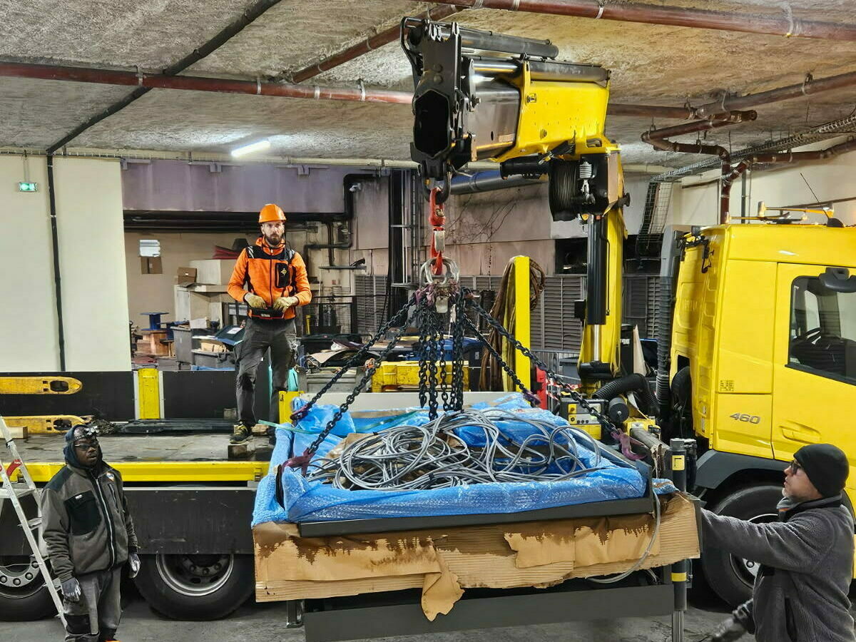 Grutage d’une table élévatrice à Paris : une opération de levage technique réussie par Au Poids Légal