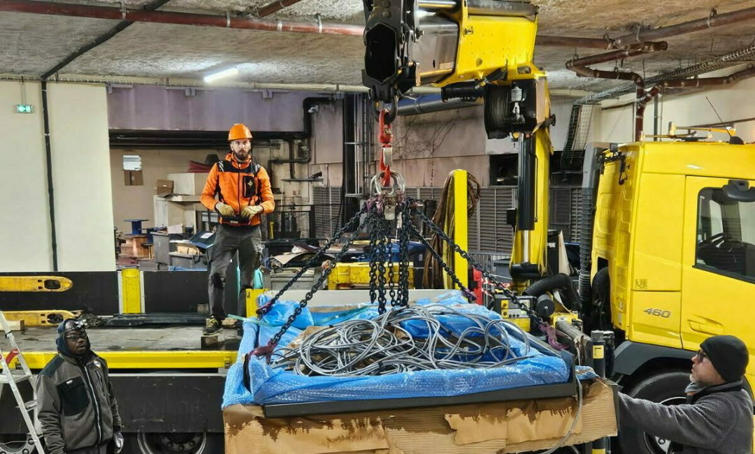 Grutage d’une table élévatrice à Paris : une opération de levage technique réussie par Au Poids Légal