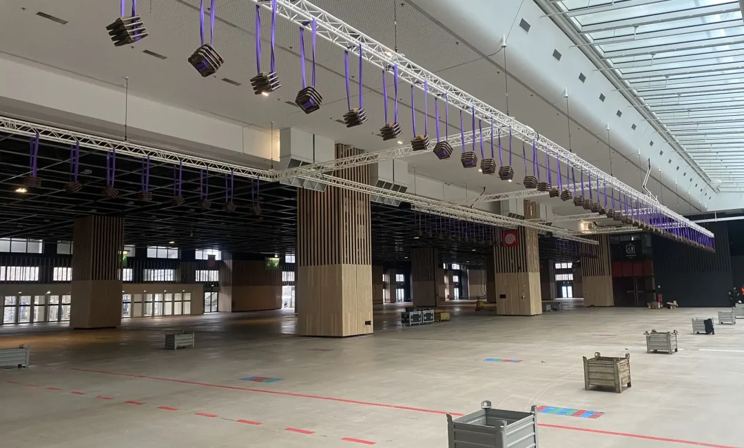 Essais en charge d’un grill scénique au Parc des Expositions de Versailles : 8,3T sur 104 points de levage